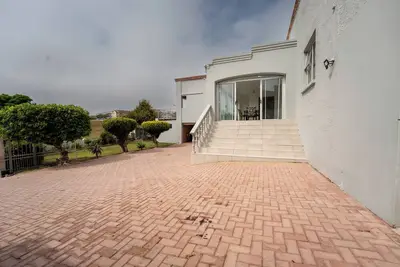 Image de Spacious family home in central Pe! Near mall, hospital, beachfront, airport