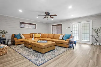 Image de 4 Bedroom! Large entertainment room. Tv's in every room.