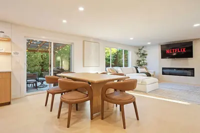 Image de Nw Chill Vibes - 3bd 2. 5ba Corner Lux Haus with Covered Patio and Firepit