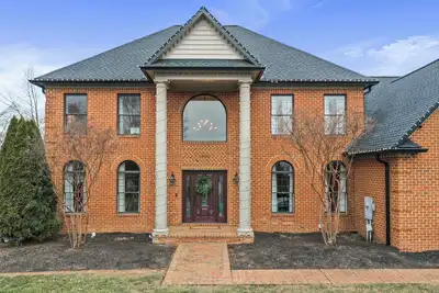 Image de Stylish luxury home perfect for group trips, family getaways, or ski trips.