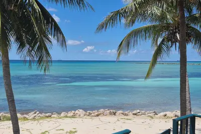 Image de 2-bedroom Townhouse in the Bahamas directly on the ocean, spectacular views.