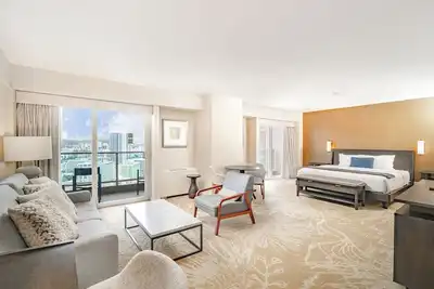 Image de Junior Suite 1 Bedroom Ala Moana Condominium, City / Partial Ocean from Lanai