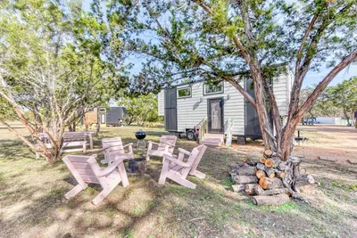 Image de Tiny Islands Resort – Aruba | Tropical Tiny Home with Loft, Fire Pit & Style