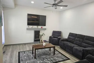 Image de Spacious 4-Bedroom Family Home \nNear University of Lethbridge and Ymca Sleeps 9