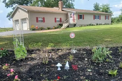 Image de 3-bedroom country home perfect for indoor or outdoor gatherings.