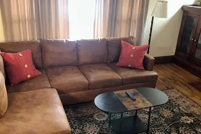 Image de Cozy apartment in Cleveland 7 minutes from Airport 7 minutes from Downtown!