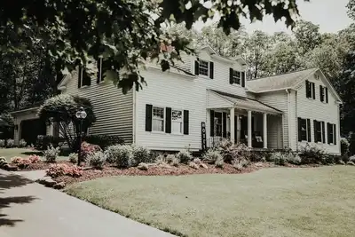 Image de Serene Lake View 5-bedroom, 5 Bath Farmhouse in Charming Skaneateles