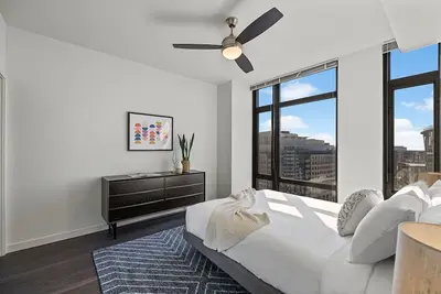 Image de 2 Units | Spacious Apartment w/ Kitchen | Minutes from Lincoln Memorial