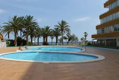 Image de Appartement refait à neuf, situé à 50 mètres de la mer, disposant d'une piscine.