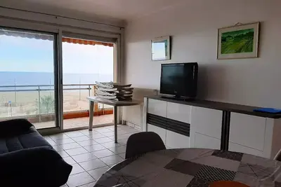 Image de T2 rénové face mer, balcon vue splendide Port Plaisance  4tri4