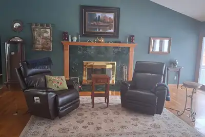 Image de 3-bedroom farmhouse in charming Logan with cozy vibes