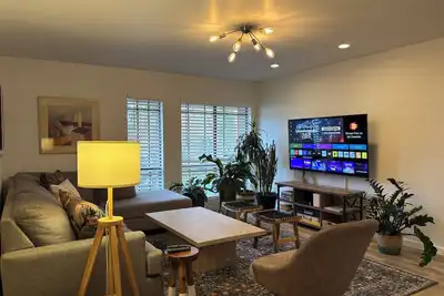 Image de Bright spacious 2-bedroom 2-bath condo in the gated guarded Biltmore Cloisters
