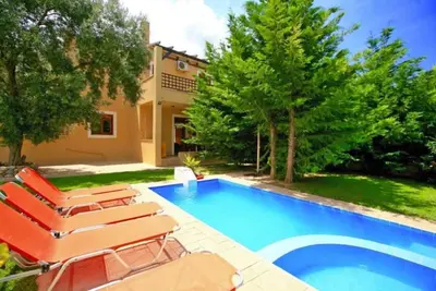 Image de 3-bedroom house with private pool and garden