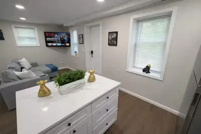 Image de Brand new first floor studio in quiet neighborhood