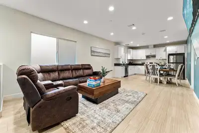 Image de Stylish & Spacious 3-Bedroom Townhome Minutes from Disneyland and Knott’s