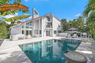 Beachside Elegance Just a Short Walk from the Ocean