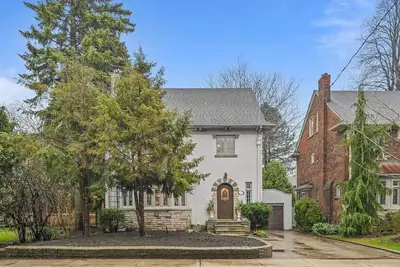 Image de Luxury 3-level Home with Bbq & Private Backyard