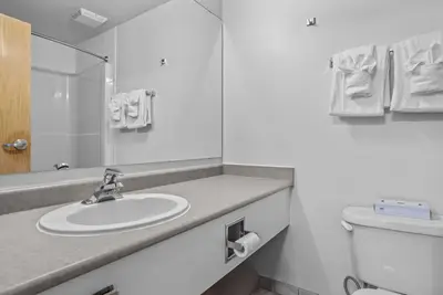 Image de Chic Mountain Hideout in Canmore Dt Near Banff!