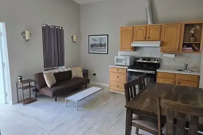 Image de 2-bedroom villa in tranquil Tampa with cool Ac breeze