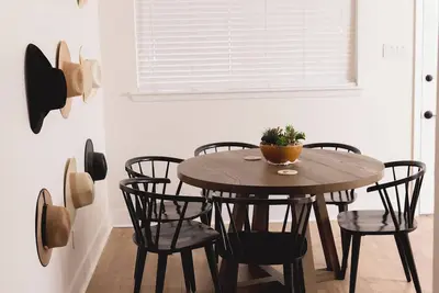 Image de Fully Renovated - 3 Bedroom House, Large backyard for pets!