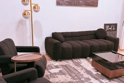 Image de Chic+Modern 4br 3 floors Gem - Near Andrews Afb & Dc