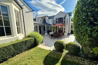 Image de Cozy and stylist luxury in central Queenstown. Easy access to everything & quiet