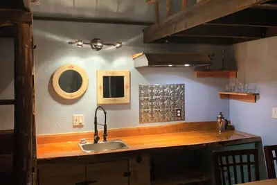 Image de Relax in a cozy one-room cabin on a working farm with a private electric sauna.