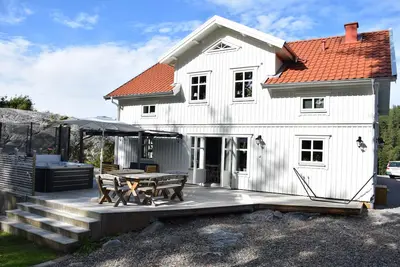 Image de Newly built house near the sea & beach | Se09166