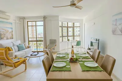 Image de BnB Homes appartement vibrant avec terrasse et vue sur l’océan avec piscine