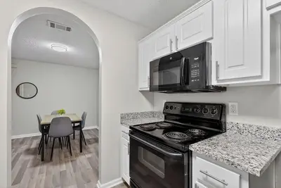 Image de Bright Stockbridge condo with full kitchen