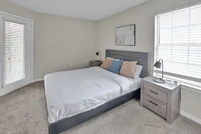 Modern Comfort w/ Balcony, Kitchen & WiFi