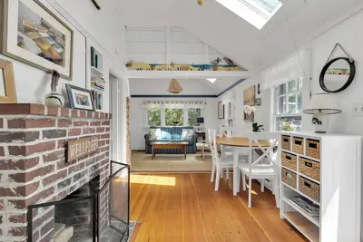 Image de Brand New Listing! 2bd Cottage--A/C, Deck, Enclosed Outdoor Shower, Walk to Burton Baker Beach