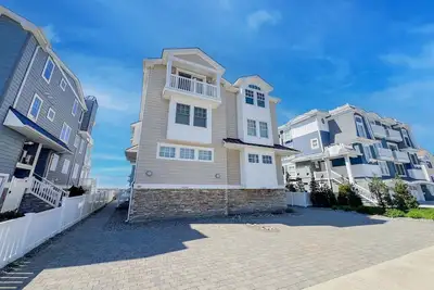Image de Experience coastal living at its finest in this newly remodeled, designer-appointed bayfront townhome.