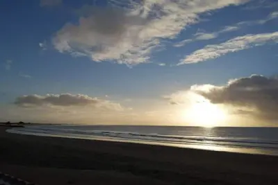 Image de Maison rénovée à 50 m de la plage – Jardin clos & terrasses, vue mer
