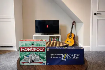 Image de Spacious and New! 3 bed Listing in Manchester. Board games, Smart Tv and Guitar!