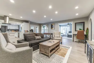 Image de Centrally located home with pool, fire pit, and hot tub!