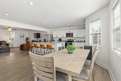 Image de Spacious 4br w/ Game Room + Jacuzzi• Sleeps 10 • 10 Min to Downtown & Folly