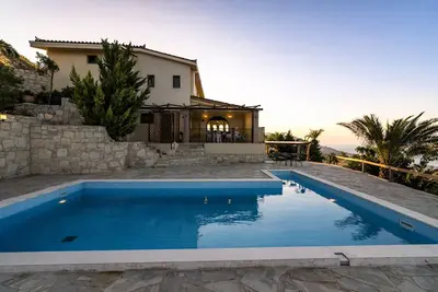 Image de Spacious 7-bedroom villa with private pool and amazing view