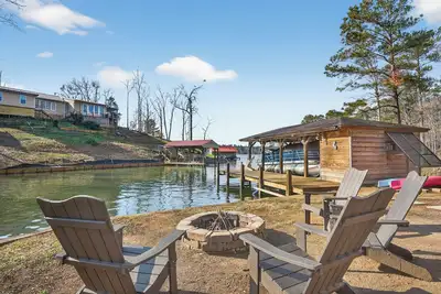 Image de Lakefront Escape w/Private Water Access, Dock, Kayaks, & Fire Pit. Pet Friendly!