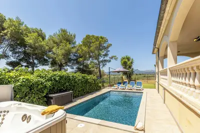 Villa Lago with private pool, jacuzzi and views