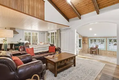 Image de Peaceful, Curated Lakes Region Hideaway