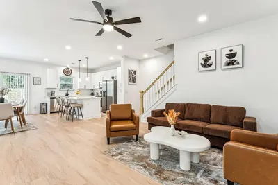 Image de Elegant 4br Home w/ Master Suite