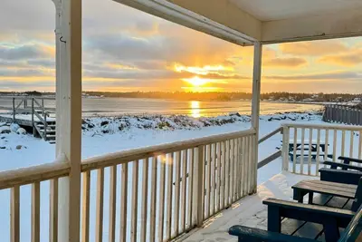 Image de Cozy Oceanfront Cottage on Crescent Beach · 2 Bedrooms · King Bed · Ocean Views