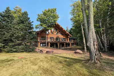 Image de Majestic 4-bedroom lake home on Lake Superior's Bark Bay in Herbster Wi