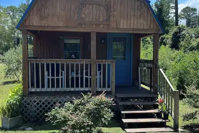 Image de Cabin in Satsuma Immersed in nature on a pond at the edge of the woods