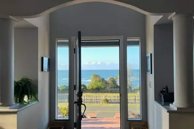 Image de Private vacation home with huge ocean views, hot tub, games--walk to restaurants
