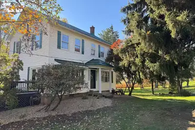 Cozy Winesburg Farmhouse