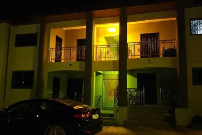 Image de 2-bedroom suite in delightful Elmina with Ac, high speed internet. free parking.