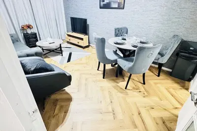 Image de Luxury 2-Bed Apartment+Office with Built-In Tv King Bed Private Entrance&Parking