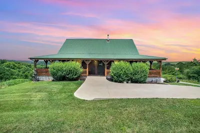 Image de A charming cabin blended with rustic warmth and modern comfort in Williamstown.